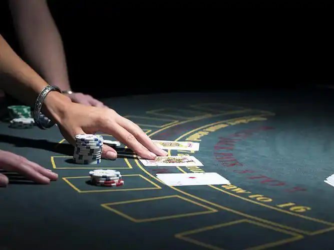 Panel taruhan di antarmuka Free Bet Blackjack menunjukkan penempatan taruhan dan batas meja